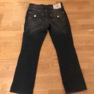 Nästan helt nya, bara använda 2 ggr. Nypris: 2000kr Köpta på True religions hemsida i USA.