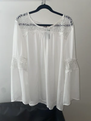 Blus - En super fin blus som jag säljer åt min syrra pga att den inte kommer till användning (prislapp kvar), hör av er om mer bilder💗