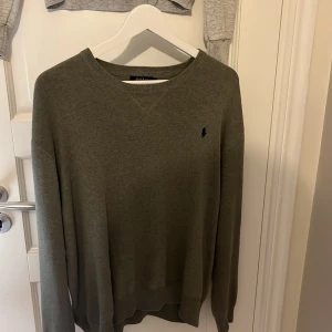 Polo Ralph lauren tröja - Säljer denna snygga Ralph Lauren tröjan för att den är för stor för mig. Den är i fint skick och inte trasig någon stans. Den är L men passar XL.