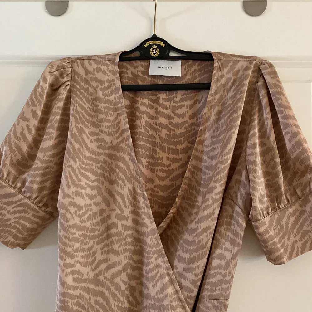 Neo noir beige/rosa omlottklänningen i nyskick. Använd två gånger. Köpt för 900 kr. . Klänningar.