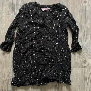 Tunika  - Fin tunika i svart med silver å glitter 