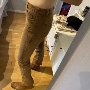 Bruna Manchester byxor  - 36-38  Mjuka och raka i modellen 