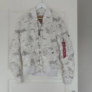 Alpha industries camo jacka - Storlek medium i en tunnare modell av bomberjacka. 