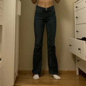 Flare jeans - Mörkblåa elastiska jeans i gott skick. Strl 34. 