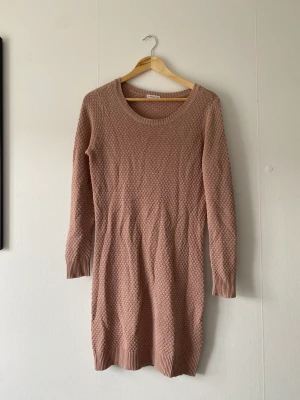 Klänning - Köparen står för frakten. 