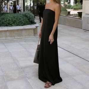 Klänning Gina Tricot  - Säljer en jättefin klänning från Gina tricot, knappt använd.   Bilder är lånade men kan skicka egna om intresse finns. Säljes pga för liten