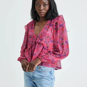 blus - köpte denna blusen från bikbok i början av sommaren, har tyvärr bara kommit till användning 1 gång därav säljer jag den. inga defekter. den är slut på hemsidan! köparen står för frakt