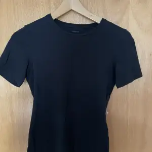 Svart t-shirt från tezenis, använd fåtal gånger Passar någon som brukar ha storlek M