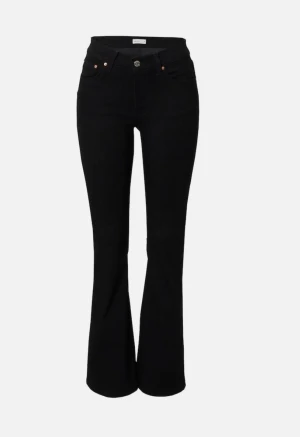 Lågmidjade bootcut - Säljer mina svarta lågmidjade bootcut jeans för dem är för stora och inte kommer till användning, nästintill nya då dem endast är använda ett par fåtal gånger Nypris 499, mitt pris 250+frakt  #lågmidjat #jeans