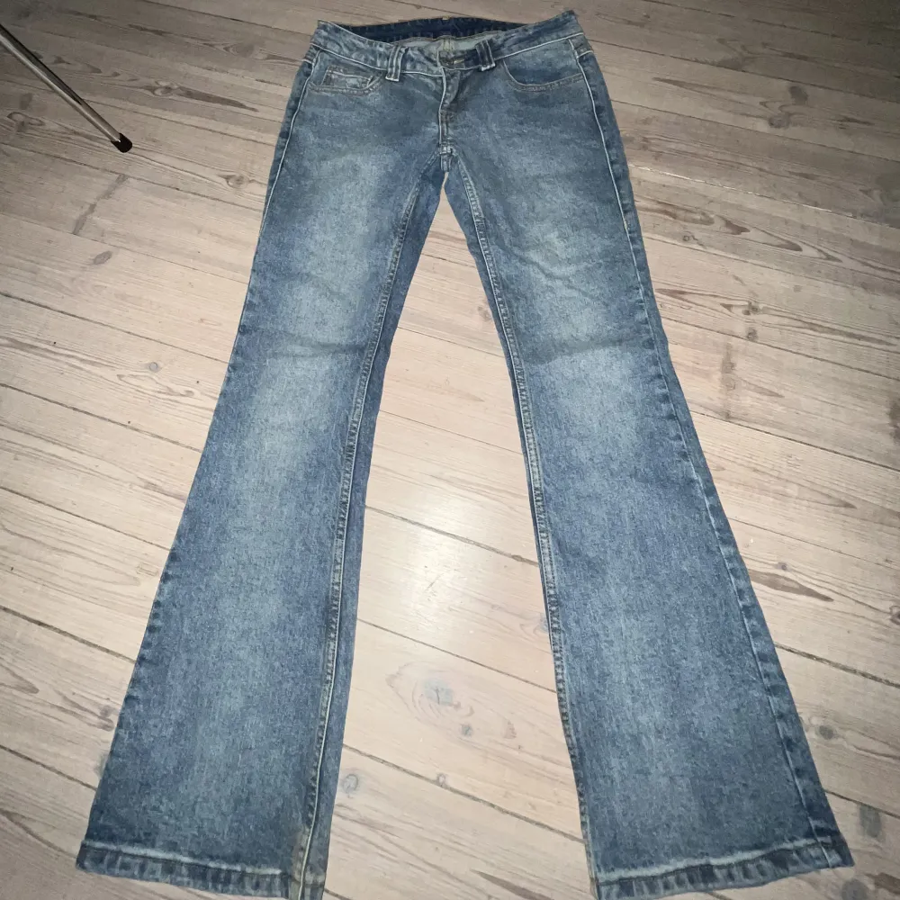 Säljer mina brandy Melville jeans som jag aldrig använt då de inte passa. Dom är slutsålda på hemsidan. Dom är st S o skulle säga dom är som 26. Jeans & Byxor.