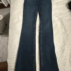 Zara jeans low waist  - Säljer mina skit snygga zara jeans som är low waist . De är bara att skriva om du undrar något, frakt ingår ej i priset 