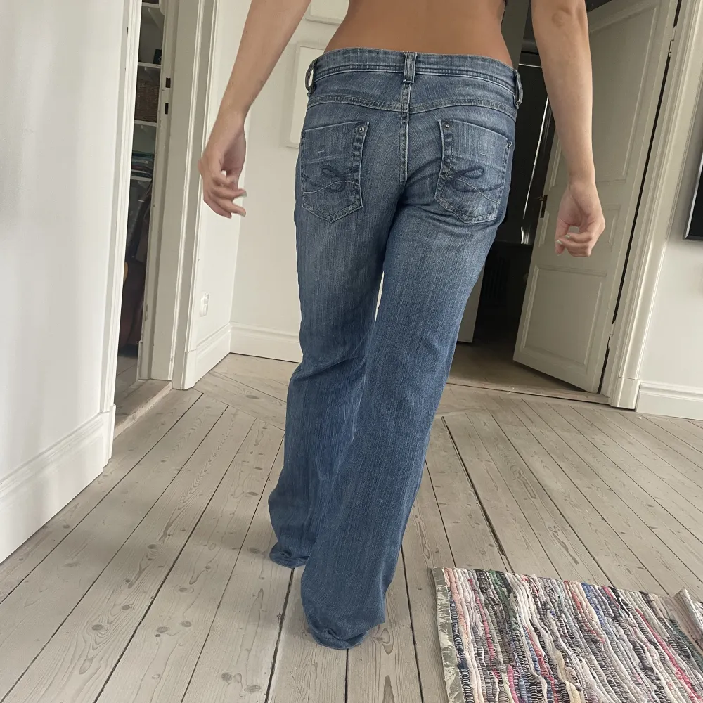 Snygga lågmidjade jeans Midjemått tvärs över:38 cm Innerbenslängd: 76 cm. Jeans & Byxor.