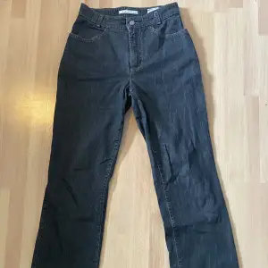 Ett par wide jeans från MAC som tyvärr är för långa. Ganska högmidjade med tajt midja. Lite skadade längst ned (se bild 2) men inga övriga defekter❤️brun/svarta, underlig strl så skulle säga S/M💗