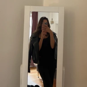 Skinnjacka - Såå fin skinnjacka från NA-KD som inte kommer till användning.  Storlek xs men sitter fint oversize. Använd 1 gång. Finns ett band som ska sitta i midjan som inte är med på bilderna(skickas så klart med om man köper) kostar 1000kr ny säljer för 400kr