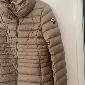 Colmar jacka - Säljer min colmar jacka i beige som har ett litet hål annars är skicket väldigt bra. För fler bilder skriv😌