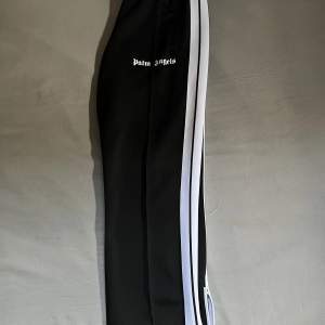 Palm angels trackpants, använda endast en gång så utmärkt skick, storlek large. Meddelande för fler bilder och info  🙌