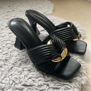 Klackskor strl 37 - Klackskor oanvända pga för tighta för mig. 190kr inklusive frakt!