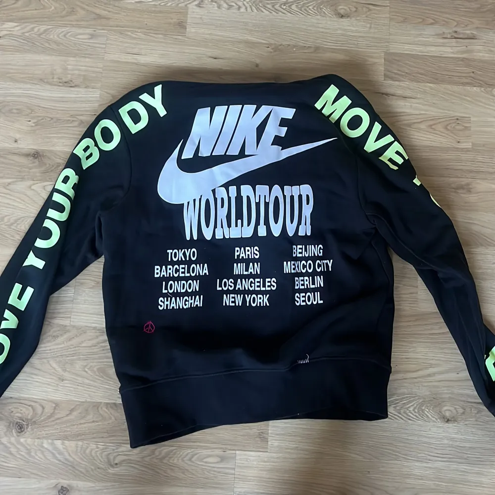Skön Nike world tour hoodie, säljer för den inte passade, använd en gång 10/10 skick, nypris 1799kr, nästan omöjlig att få tag på. Hoodies.