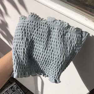 tubtopp från bikbok XS - glittrig tubtopp från bikbok storlek XS. Så fin i solen!! 🥰