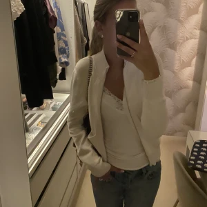 Zip tröja  - Jätte fin vit zip tröja som är ifrån inWear, den är i jätte bra skick. Bara andvänd 3 gånger😆