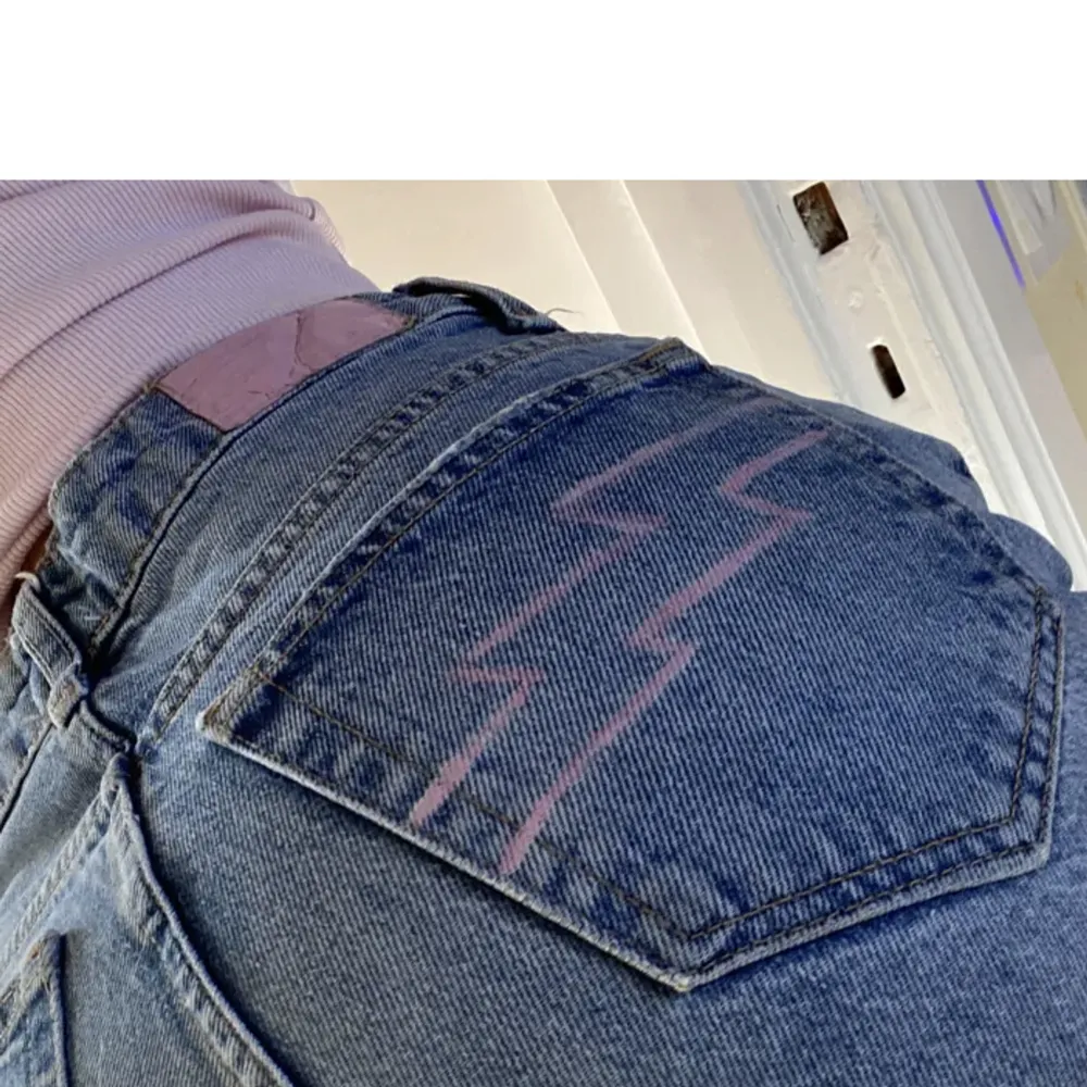 Ni systers jeans, det är hon som har målat i bak!! De är så coola i nyskick:)). Jeans & Byxor.