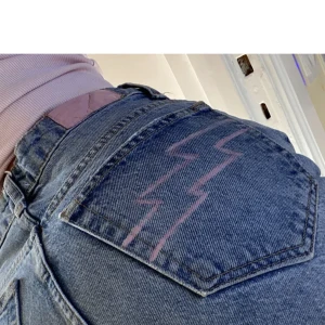 Coola jeans - Ni systers jeans, det är hon som har målat i bak!! De är så coola i nyskick:))
