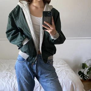 Jacka med luva - Skitsnygg RAM clothing jacka med grått foder och luva. Säljes då den inte kommit till användning, jättefint skick!  OBS!! Köpes endast genom köp nu funktionen