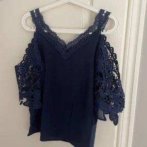 Tröja - Säljer denna jättefina tröja för att den tyvärr inte kommer till användning🤍 Skriv privat för fler frågor💕