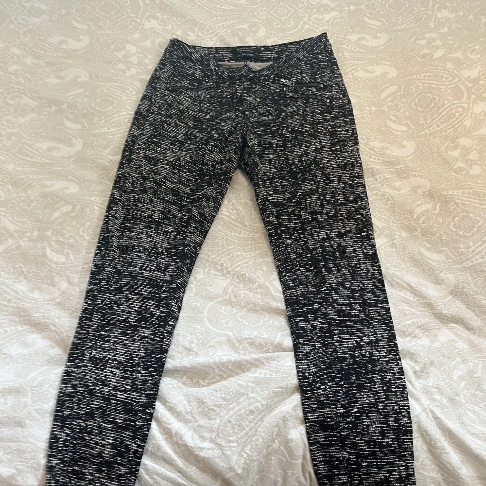 Jätte fina jeans med ett coolt mönster. Det står dock inte storleken men jag tror det är 34 eller 36.😊. Jeans & Byxor.