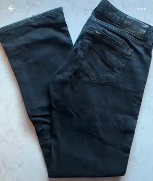 Jätte fina lågmidjade bootcut jeans! säljer för att dom är för korta på mig.