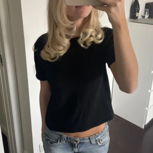 Stickad t-shirt  - Skitsnygg svart stickad t-shirt från zara💓💓slutsåld på hemsidan