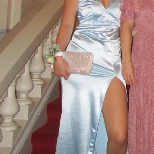 Clutch väska  - Superfin clutch som är använd 1 gång på bal, har ett metallband som även går att ta bort 🤍För mer info skriv privat 🌺