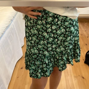 Kjol - Jättefin blommig kjol från Lindex, inga skador eller fläckar! Storlek 134/140 men passar större storlekar eftersom den är töjbar i midjan! Köpare står för frakt💞  TRYCK INTE PÅ KÖP NU!!
