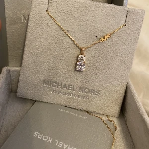 Michael kors  - Ett Michael kors halsband strerling silver som ja inte fått någon användning av 