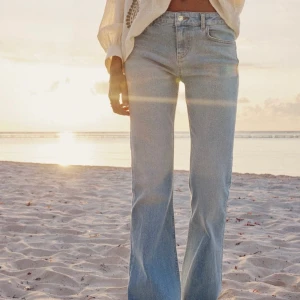 Jeans från Zara - Midwaist jeans från zara, ljusblåa i stormen 38. Aldrig använda.