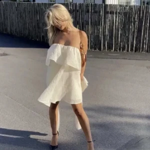 Hm trend klänning  - Super fin klänning som inye används längre. Inga defekter. Går ej att köpa längre. Ej min egna bild