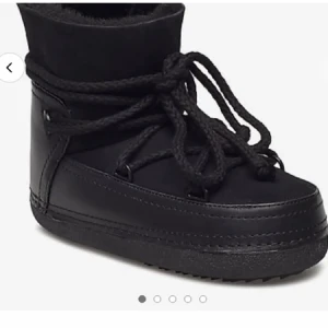 Svarta Inuikii - Hej, säljer mina sjukt snygga inuikii jag köpte på plick förra vintern. Såå sköna och mysiga, skicka för mer bilder💅🏻! 