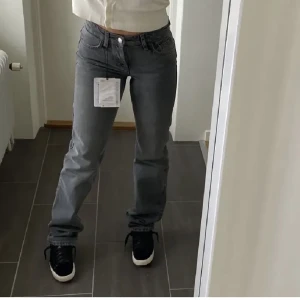 Trendiga zara jeans - Säljer dessa trendiga gråa jeans från zara i storlek 36 som tyvärr är lite för stora för mig💗 (första bilden är lånad) 250kr+frakt