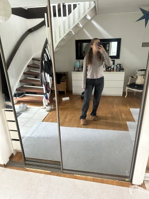 Svarta jeans - Så snygga svarta jeans med fin detalj längst ned😍helt slutsålda från zara, säljer pga dubbletter🙏🏽