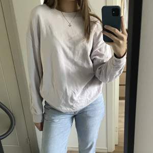 En ljuslila oversized sweatshirt ifrån Gina Tricot 💘