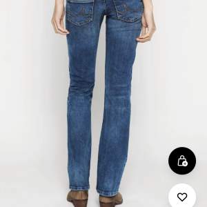 Säljer dessa lågmidjade ltb jeans i nyskick. Endast använda ett fåtal gånger och inga tecken på användning.  Modellen på jeansen är Valerie. Nypris: 799 kr!💕