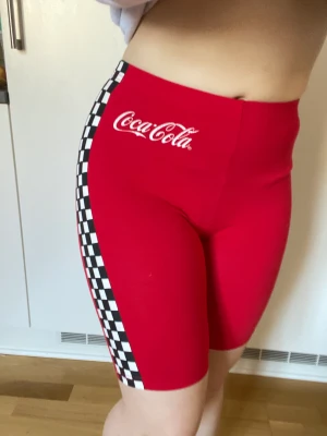 Booty Shorts Coke - Booty Shorts COCA COLA 🖤 Använda 1 gång, som nya! Köpta på  Forever 21