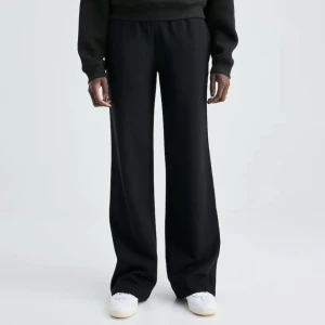 Bikbok mjukisbyxor  - Säljer dessa svarta mjukisbyxor i storlek XS, bra skick, använd 2 gånger.❤️❤️