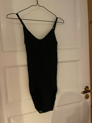 Formande bodys - Svart och brun body, svarta använd 1 gång. Kan ta privat affär och sälja de skiljt 