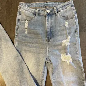 Säljer dessa fina jeans med lite slits, då dem tyvärr inte kommer till användning! Den är endast testade 