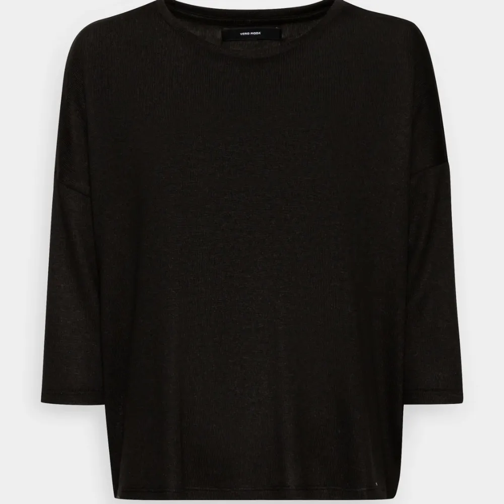Trekvartsärm tröja i svart. Storlek XS. Använd fåtal gånger och säljer för att delningen kommit till användning!. Tröjor & Koftor.