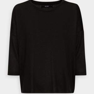 Trekvartsärm tröja i svart. Storlek XS. Använd fåtal gånger och säljer för att delningen kommit till användning!