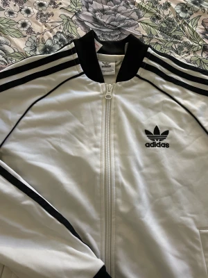 Adidas kofta - Adidas vit kofta är är jätte sött den är inte används mke
