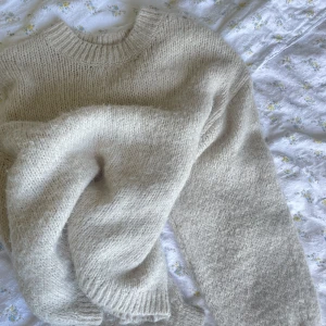 Mysig stickad tröja - Mjuk och så mysig, den perfekta stickade till klänning, kjol, byxor💕  Kom med bud