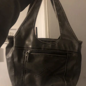 Grå väska - Grå jättecool väska. Säljs för att den inte kommer till användning💞 Fint skick och knappt använd! Möts i Stockholm eller frakt❤️❤️
